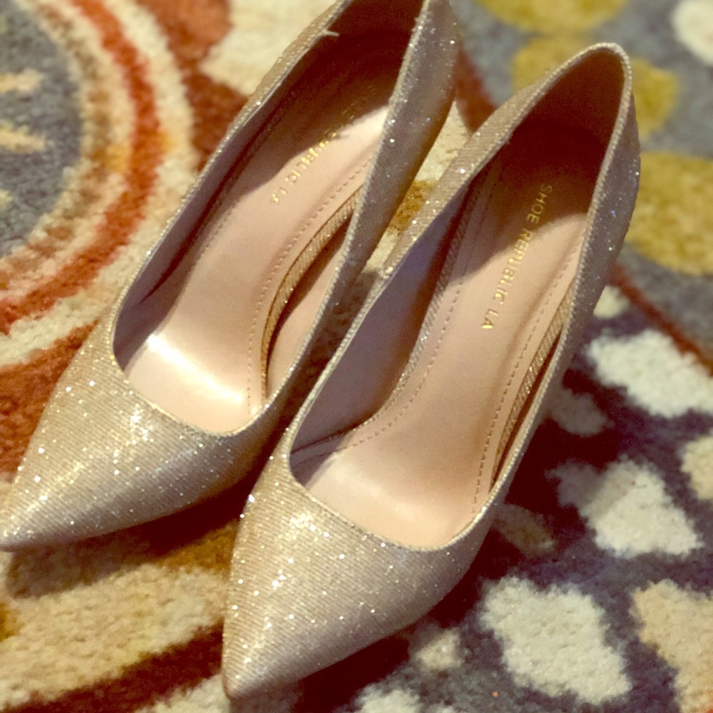 Pointed Shiny Pumps